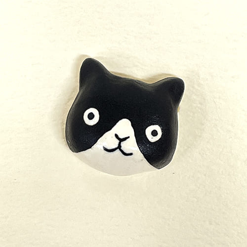 イホシロ窯 ハチワレ猫ブローチ
