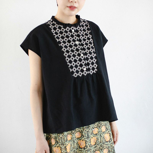 sosotto　胸元刺繍フリルネックブラウス　BK05